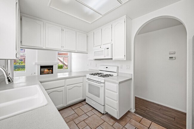 Building Photo - 3581 Cameo Dr