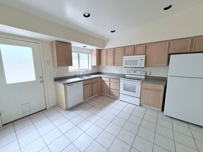 Building Photo - 3673 S Camino Seco