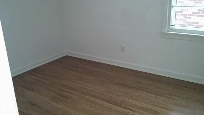 Building Photo - 3 Bedroom, 1 Bath Home with Hardwood Floors!