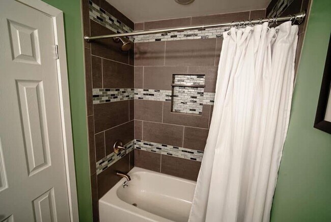 Building Photo - 3-bed, 2-bath GIANT townhouse + GARAGE, BA...