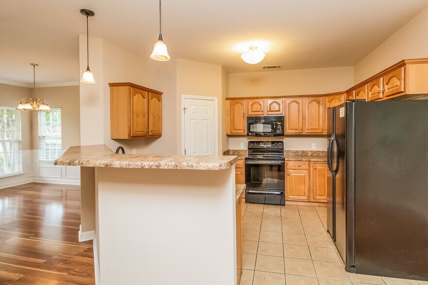 Building Photo - 237 Titans Cir