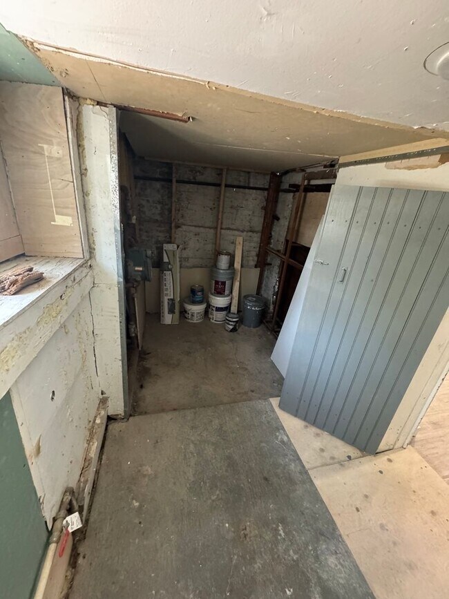Building Photo - Charming Rowhome with Modern Touches in Ea...