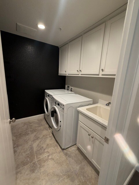 Building Photo - Gorgeous 3 Bedroom 3 Bathroom Plus Loft Area Home