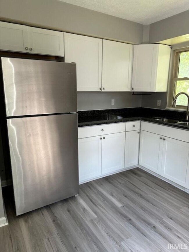 Building Photo - 1326 N Woodburn Ave