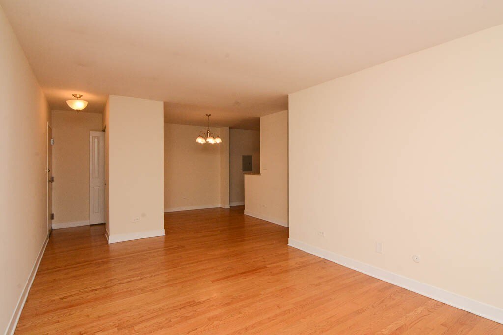 Building Photo - 639 W Wrightwood Ave