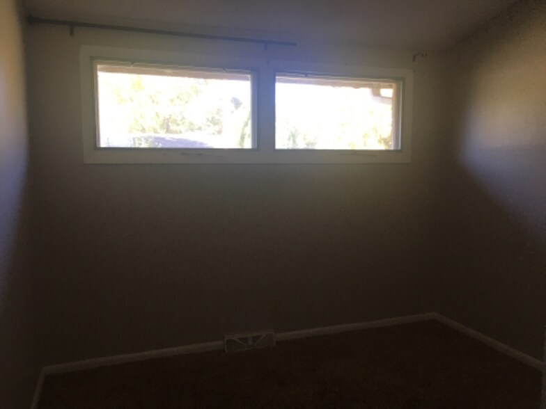 Building Photo - 703 Carriage Ct