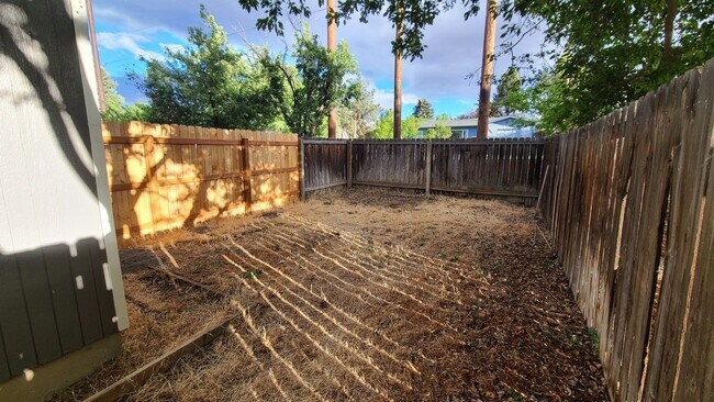 Building Photo - Quartz Ave 3plex/Ariserem-014