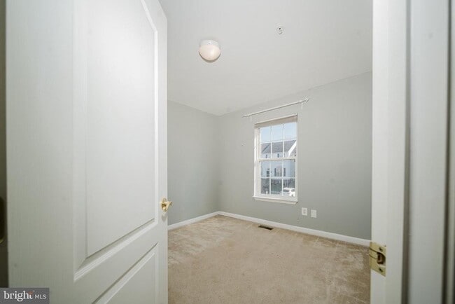 Building Photo - 714 Kirkcaldy Wy