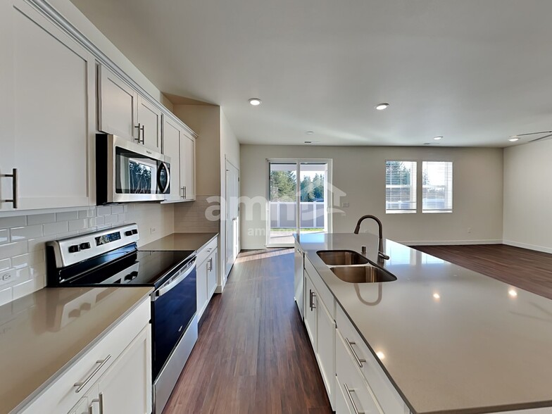 Building Photo - 4903 85th Dr NE