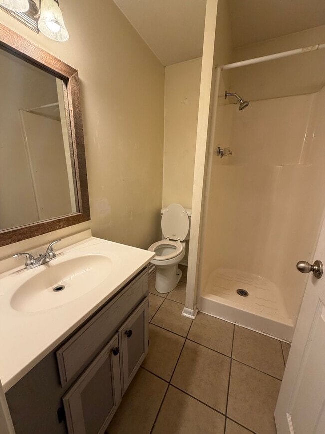 Building Photo - $1300 Move In Special