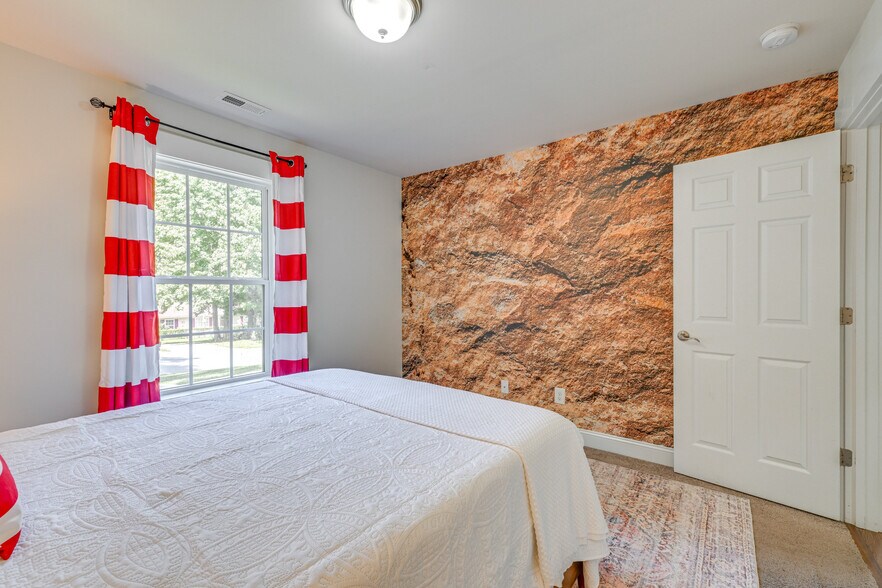 Building Photo - Room in House on Vasser Pl