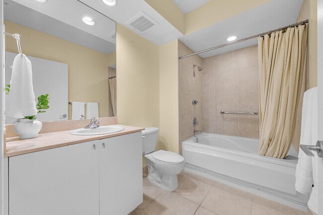 Building Photo - 1551 N Flagler Dr