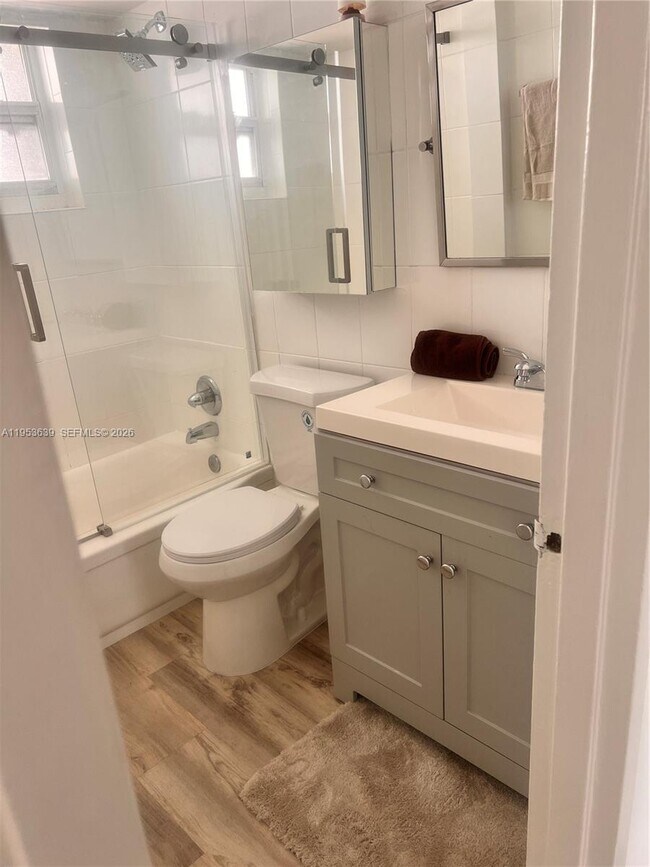 Building Photo - 1300 Lincoln Rd