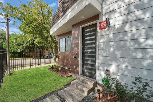 Building Photo - 3218 Crawford St