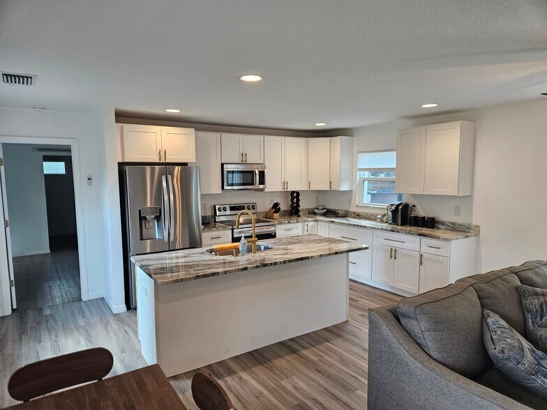 Building Photo - 716 N Warfield Ave