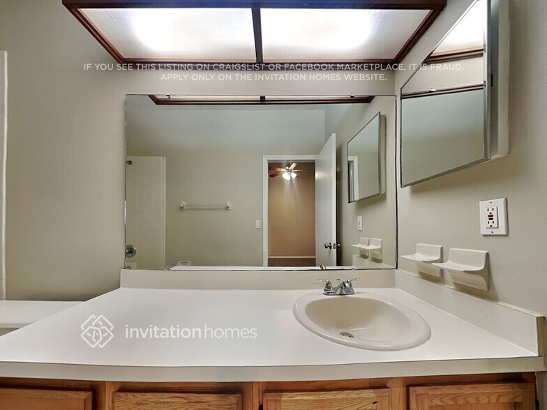 Building Photo - 553 Rapid Falls Dr