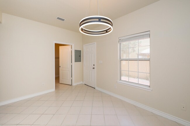 Building Photo - 1000 Ranchway Dr