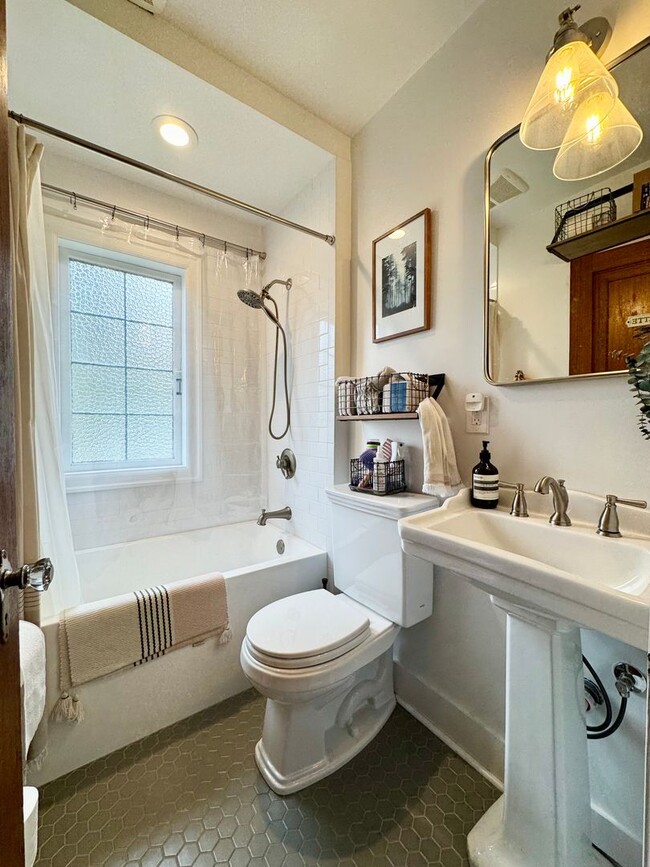 Building Photo - Admiral District~West Seattle Home