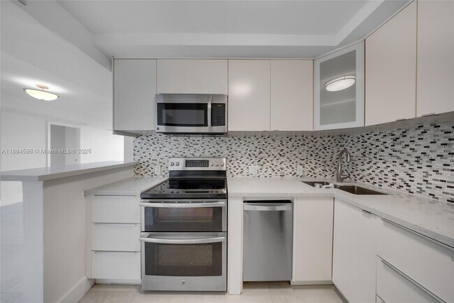 Building Photo - 20301 W Country Club Dr