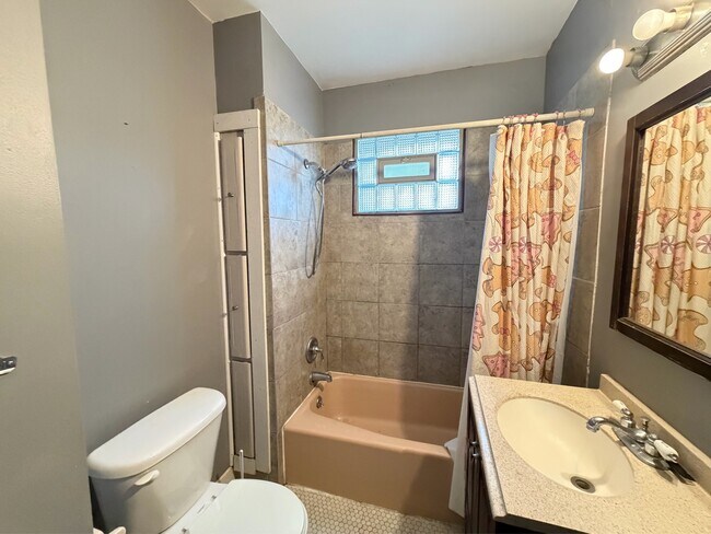 Building Photo - 418 Colvin Ave