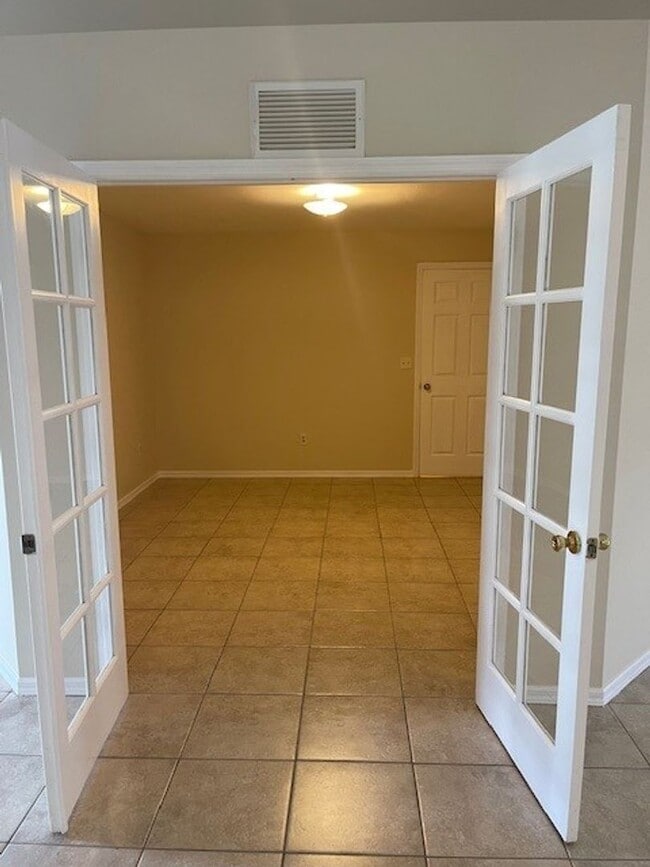 Building Photo - 910 SW 34th Terrace