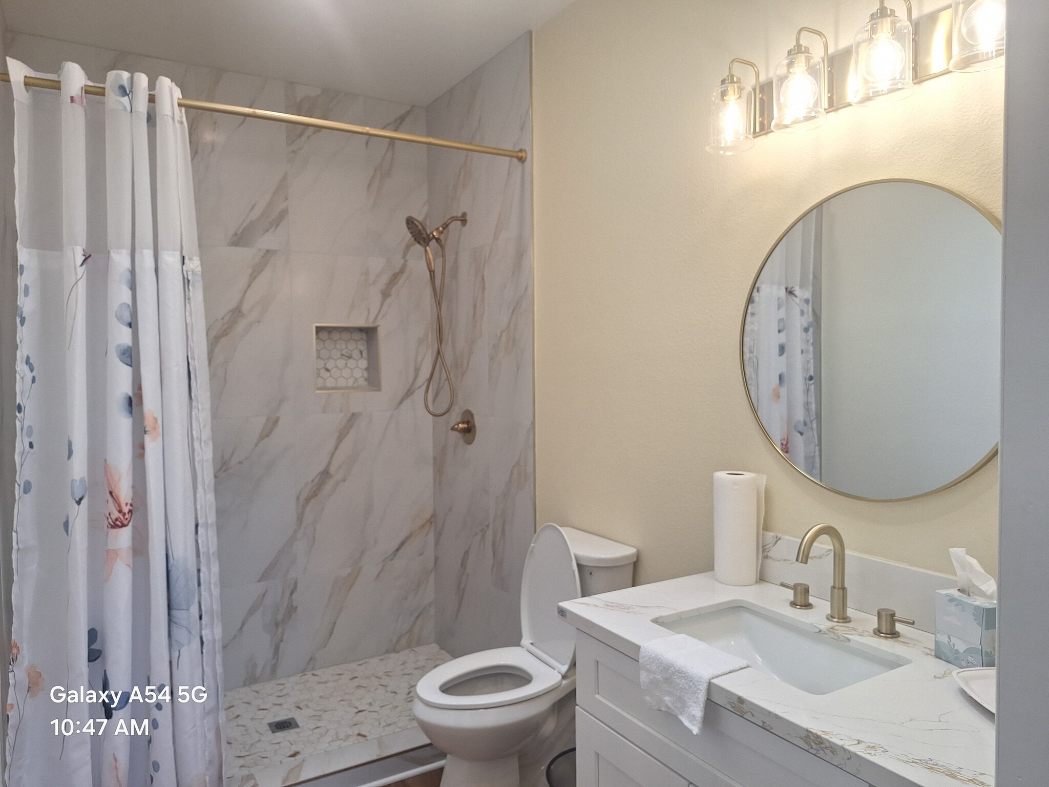 Large showers - 14597 Cochiti Dr