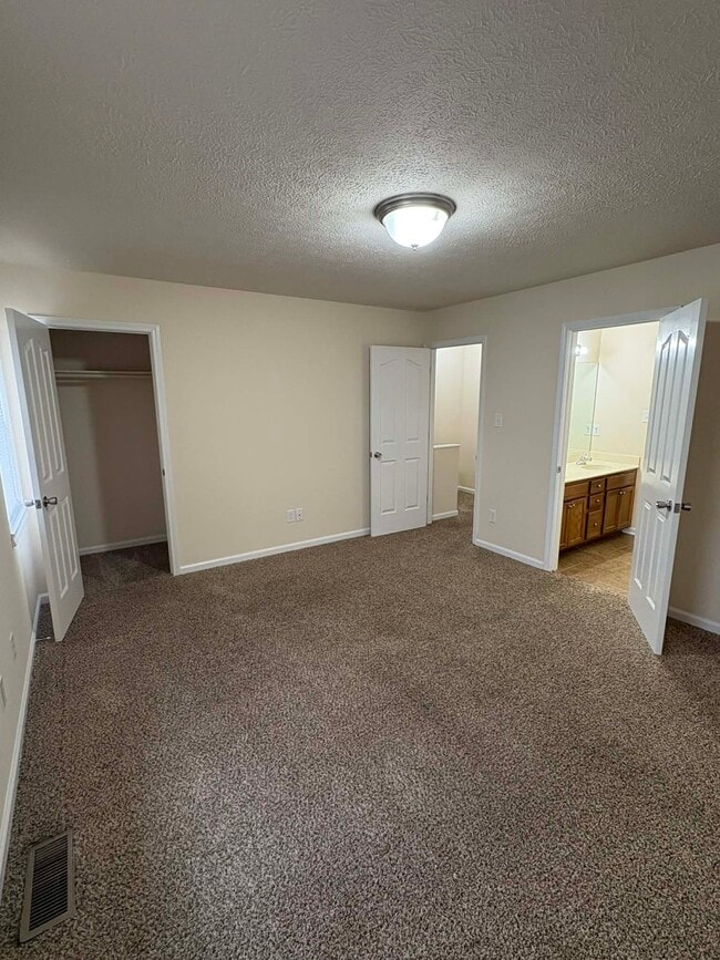 Building Photo - 594 Lost Cir