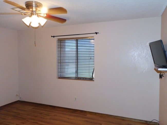Building Photo - 4 BEDROOM HOME IN COLLEGE PARK!