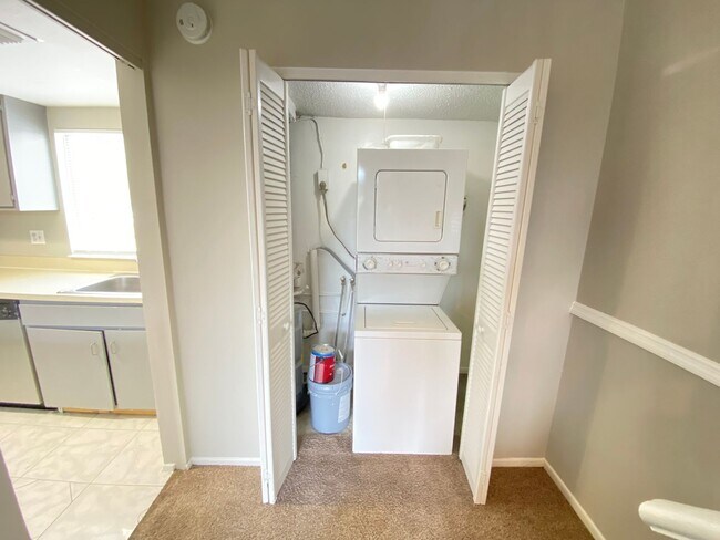 Building Photo - SANDY COVE CONDO - 1BR/1BA WITH BALCONY