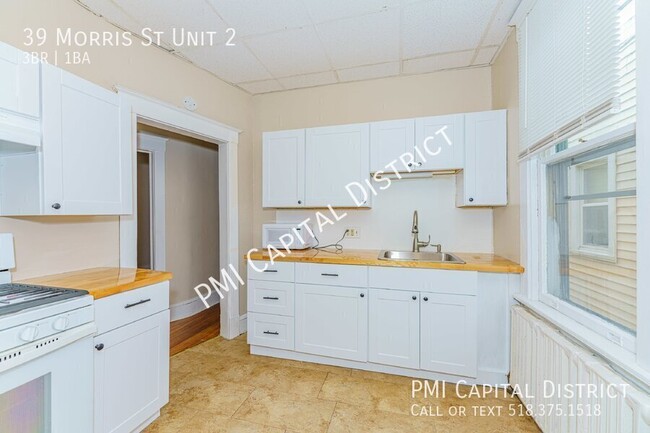 Building Photo - Charming, spacious, three bedroom apartmen...