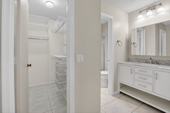 Building Photo - "Spacious 2-Bed, 2-Bath Boynton Beach Gem with Modern Granite Elegance – 1400 Sq Ft!"
