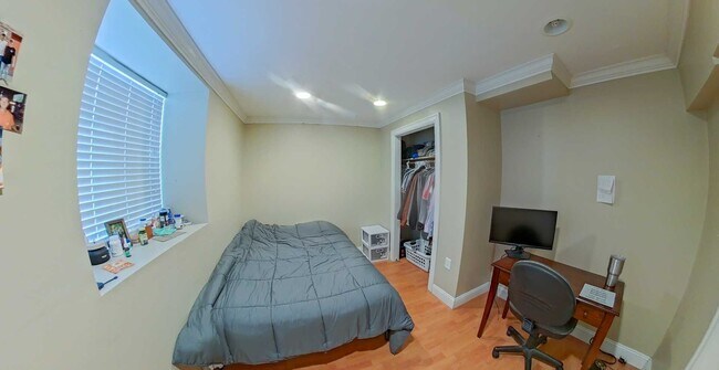 Building Photo - Large House with 2 Kitchens & 2 Living Rooms + Off-Street Parking! Available August 1st!