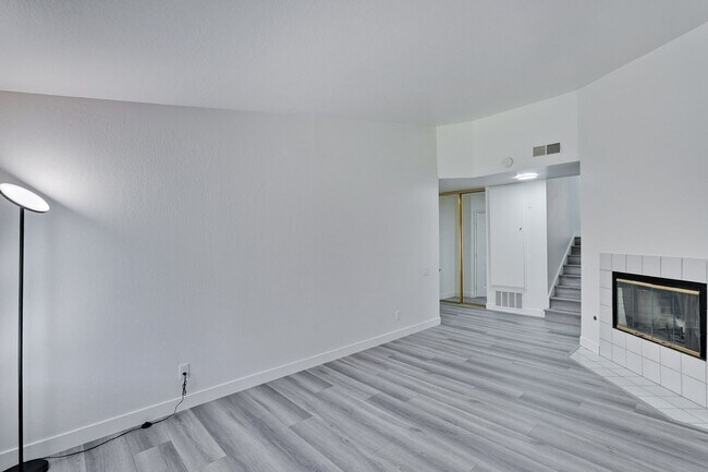 Building Photo - 2 bed 2 bath condo