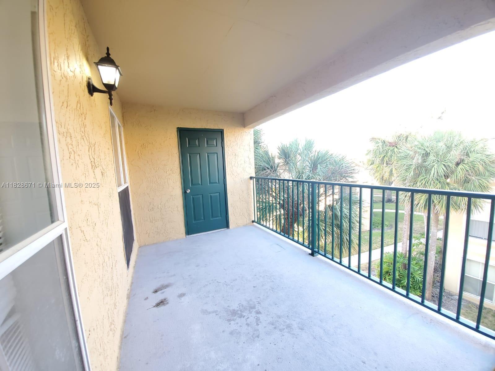 Building Photo - 833 Riverside Dr