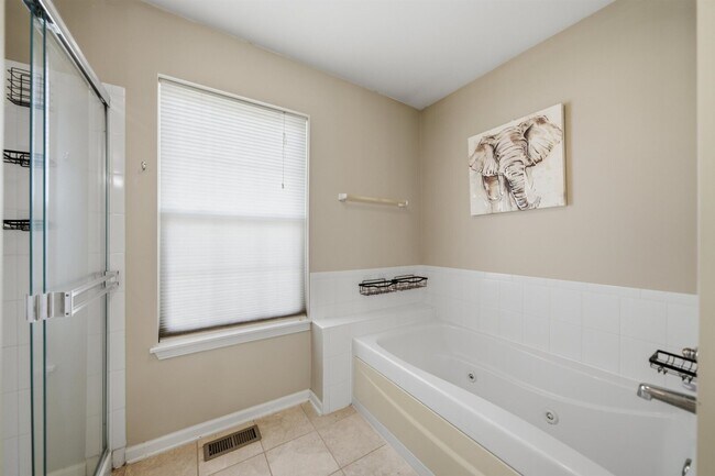 Building Photo - 9165 Buckingham Ct