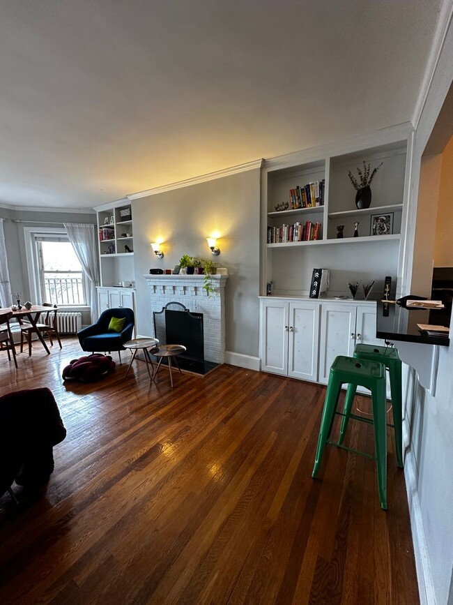 Building Photo - Spacious Back Bay 1 Bed w/ Common Outdoor ...