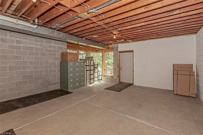 Building Photo - 4765 Som Center Rd