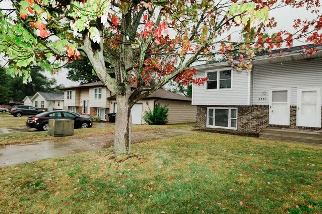 Building Photo - 2 Bedroom / 1 Bathroom Duplex for Rent in ...