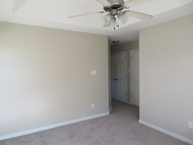 Building Photo - Colonial Heights