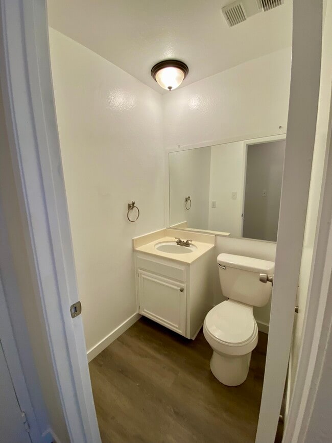 Building Photo - 14520 Plummer St