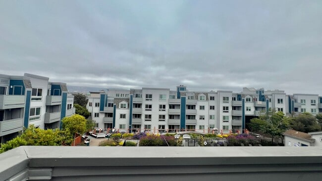 Building Photo - Top Floor Sweet and Spacious studio with resort style amenities and In-Unit Washer & Dryer!