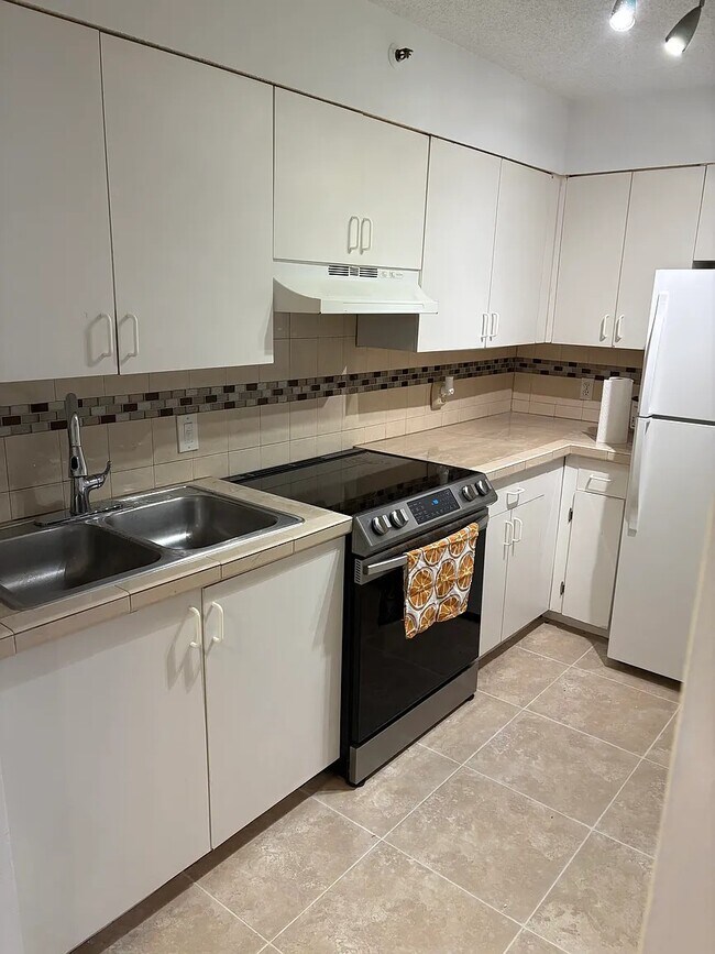 Building Photo - 80 S Shore Dr