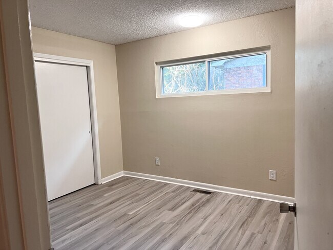 Building Photo - 105 Thistledown Trail