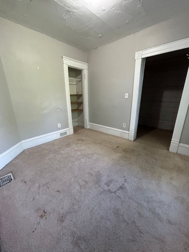 Building Photo - Large Five Bedroom House
