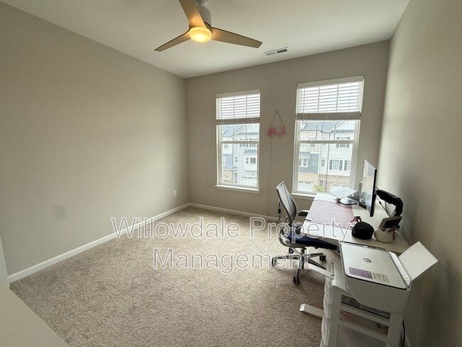 Building Photo - 1059 Lathrop Ln
