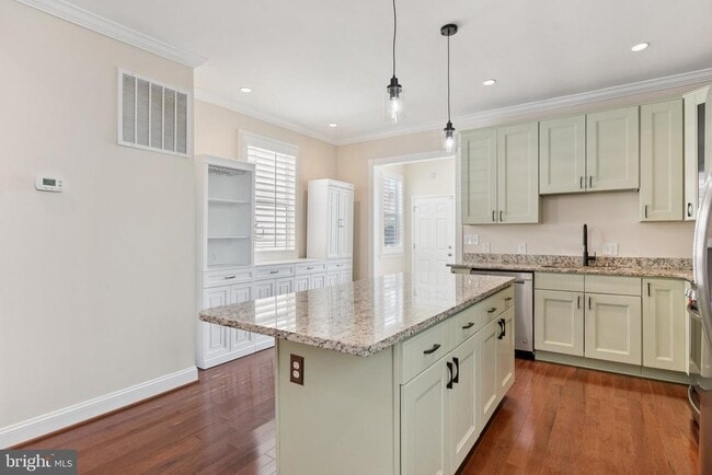 Building Photo - 908 Longfellow St NW