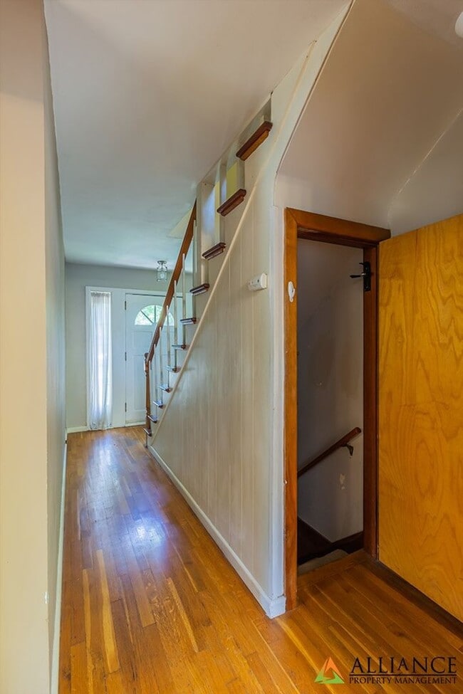 Building Photo - Spacious home close to KSU Campus!