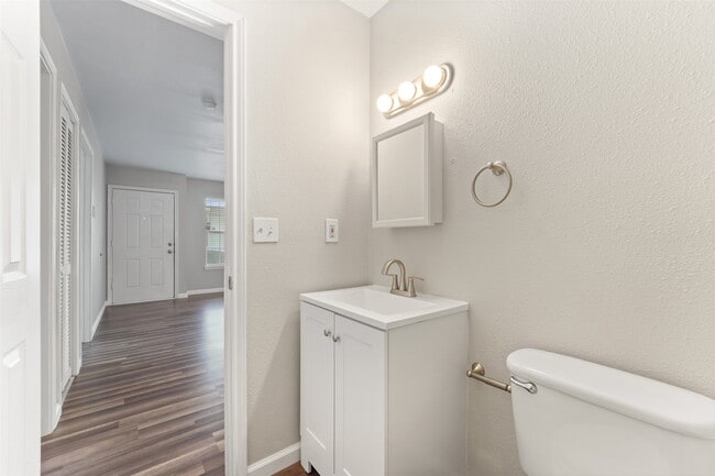 Building Photo - 516 Hollyhock st