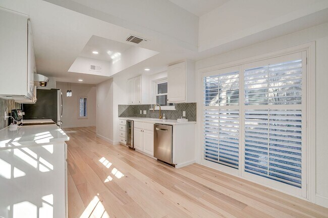 Building Photo - Easy Townhouse Living