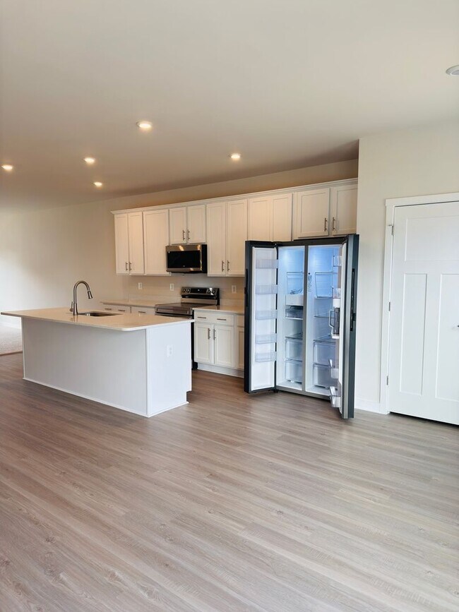Building Photo - Brand New 4 Bed 3.5 Bath End Unit Townhome in Inwood